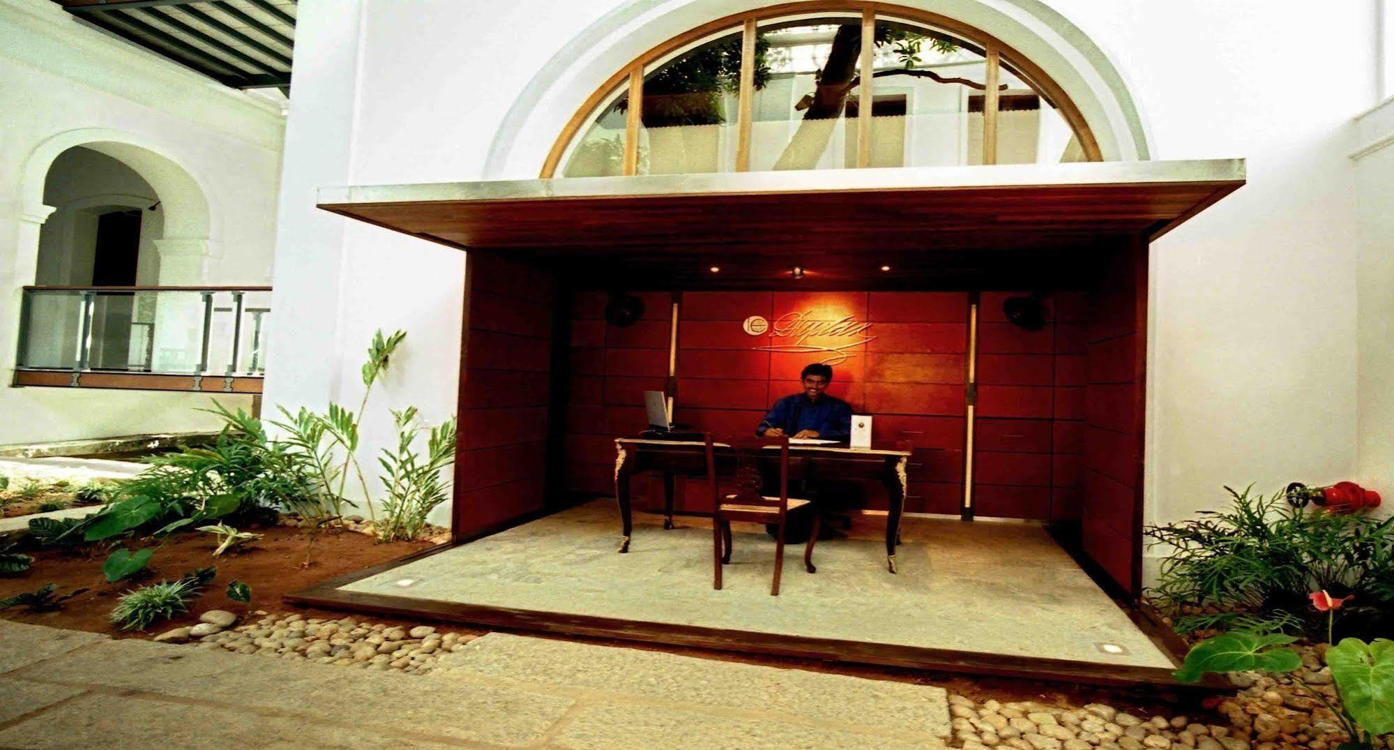 Le Dupleix Hotell Pondicherry Exteriör bild